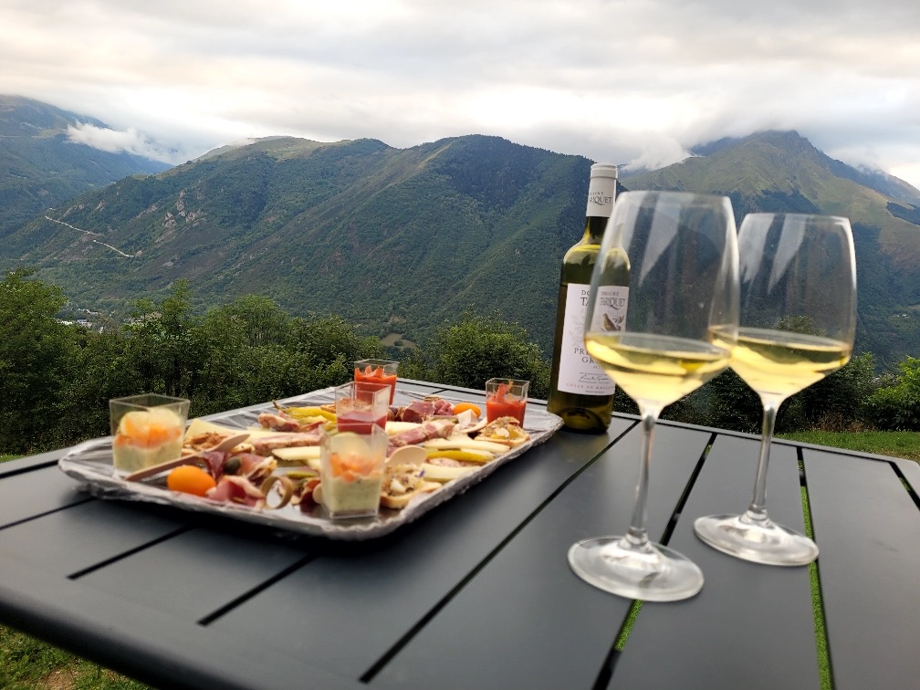 repas gastronomique sous les étoiles avec des produits de qualité typiques des Pyrénées